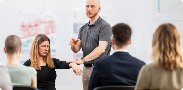 Beste Hypnose-Ausbildung Hamburg, Trainer Jakob Schule demonstriert Übung