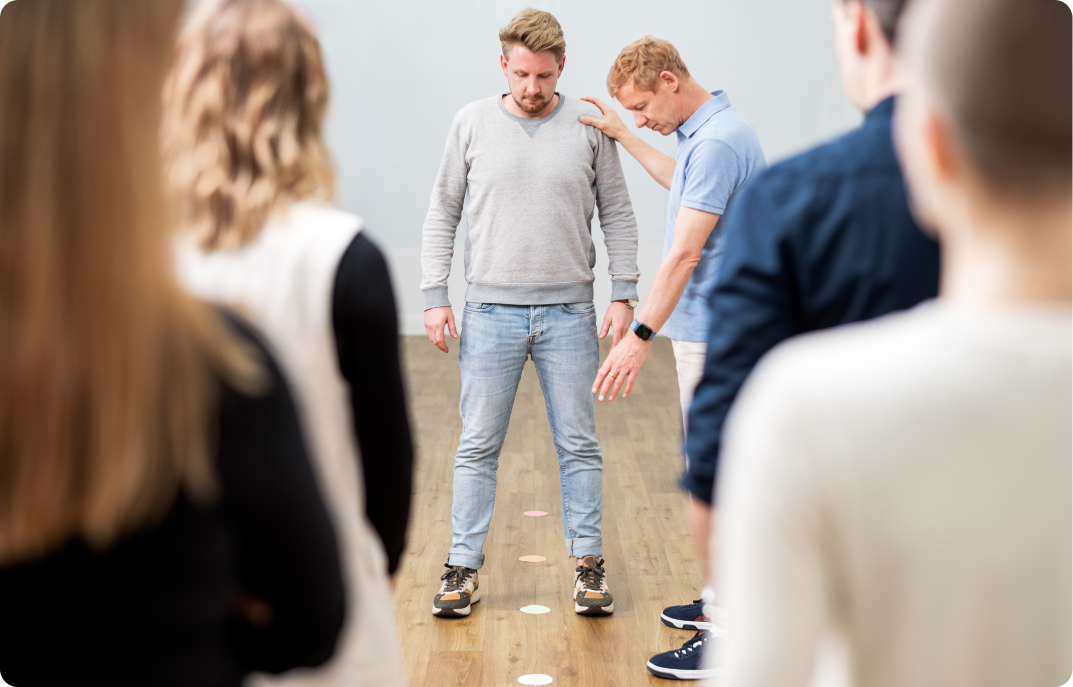 Geschäftsführer und NLP Master Trainer Ulrich Oldehaver von Mindvisory, in Übung mit Teilnehmer