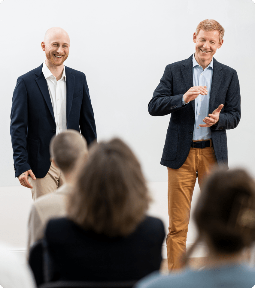 NLP Trainer Ulrich Oldehaver und Hypnose Trainer Jakob Schule in Mindvisory NLP Master Seminar, Erklärung eines Themas