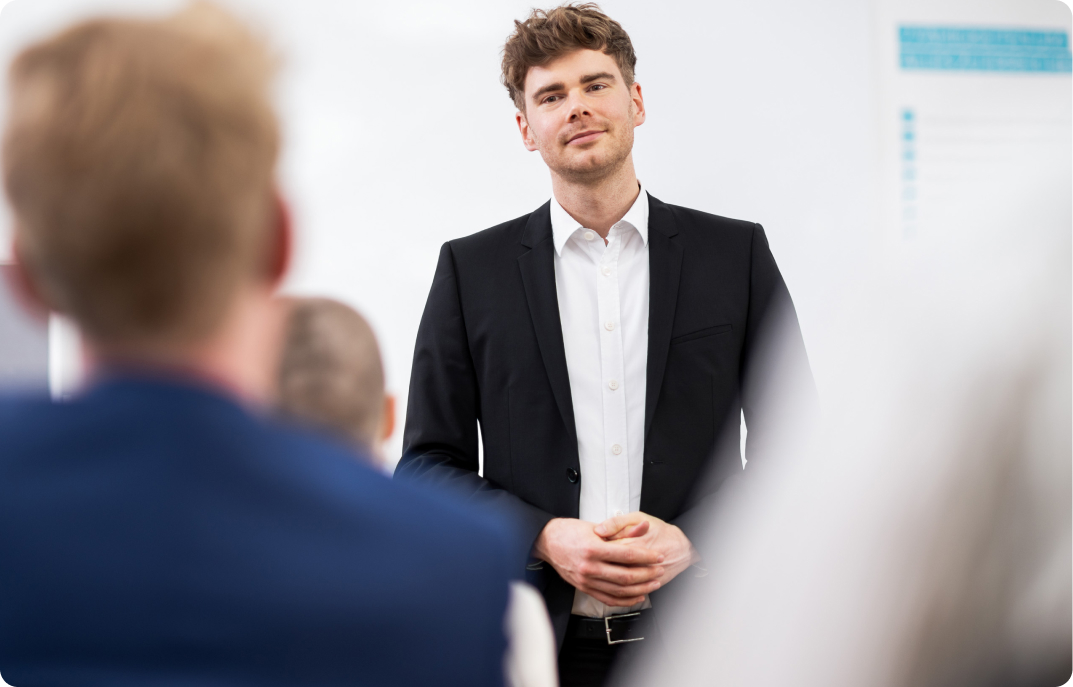 Mindvisory Youri Keifens NLP Trainer und Meta-Programm Trainer Hamburg und Köln, Trainer erklärt Teilnehmern Aufgabe