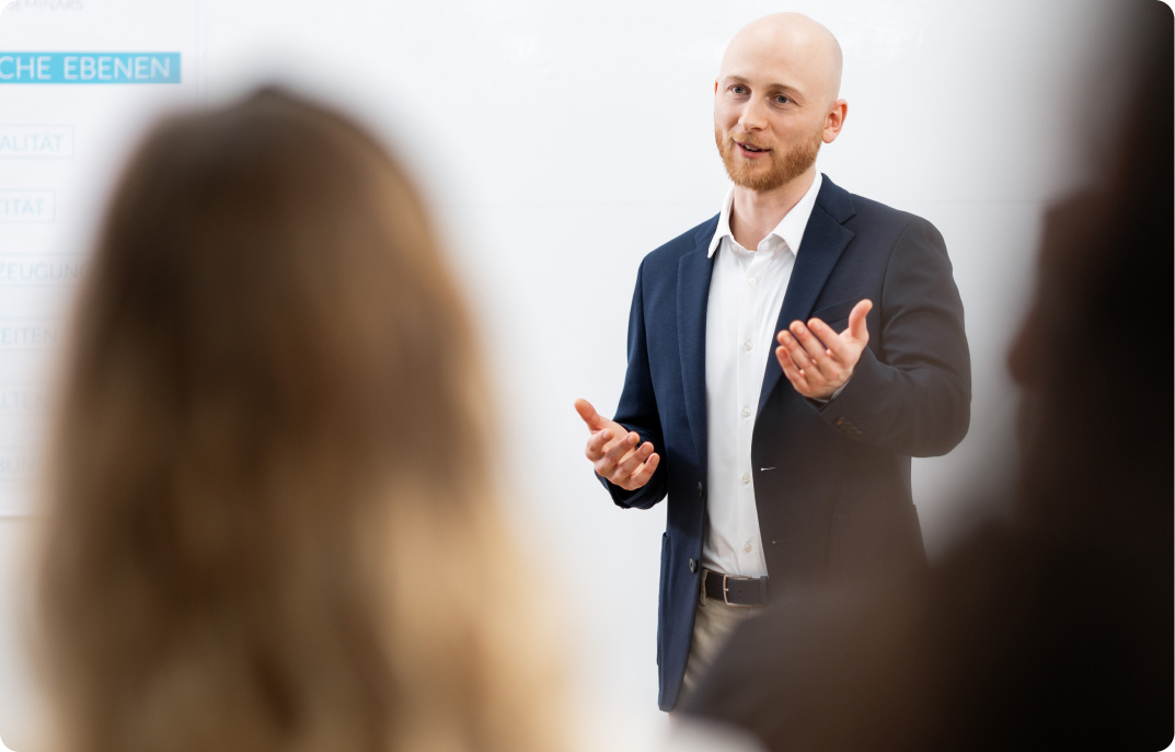 Mindvisory Jakob Schulze NLP Trainer und Hypnose-Experte Hamburg, Trainer in Interaktion mit Teilnehmern