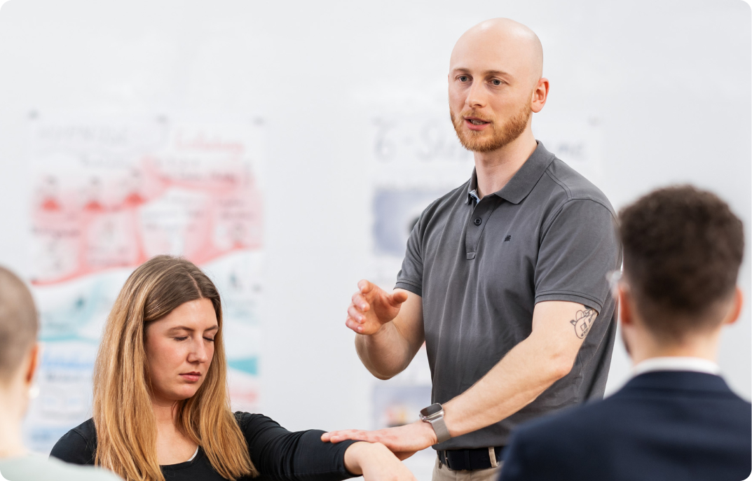 Mindvisory Jakob Schulze NLP Trainer und Hypnose-Experte Hamburg, Trainer demonstriert Übung