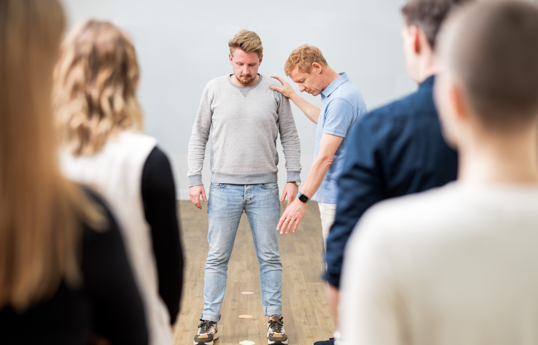 Praxisnaher NLP Practitioner, Trainer Ulrich Oldehaver von Mindvisory in Übung mit Teilnehmer