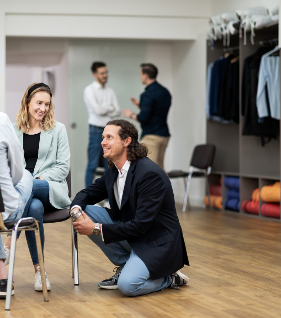 NLP-Trainer Sven Hosang in NLP Practitioner Ausbildung, erklärt Teilnehmern Übung